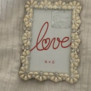 PICTURE FRAME WITH FAUX PEARLS & DIAMOND HALF FLOWER BORDER.  NEW
